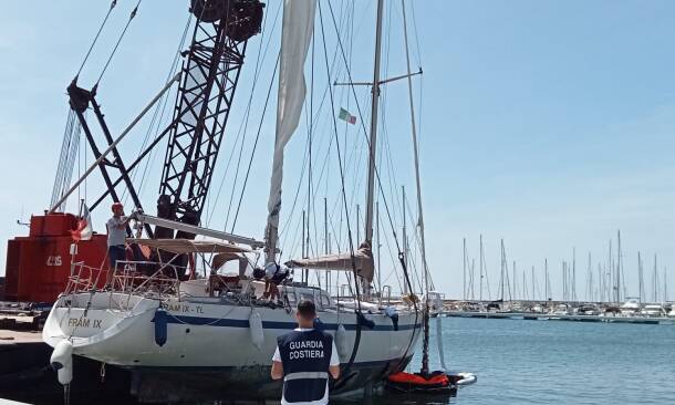 riviera24 - Recuperata vela incagliata a San Lorenzo al Mare