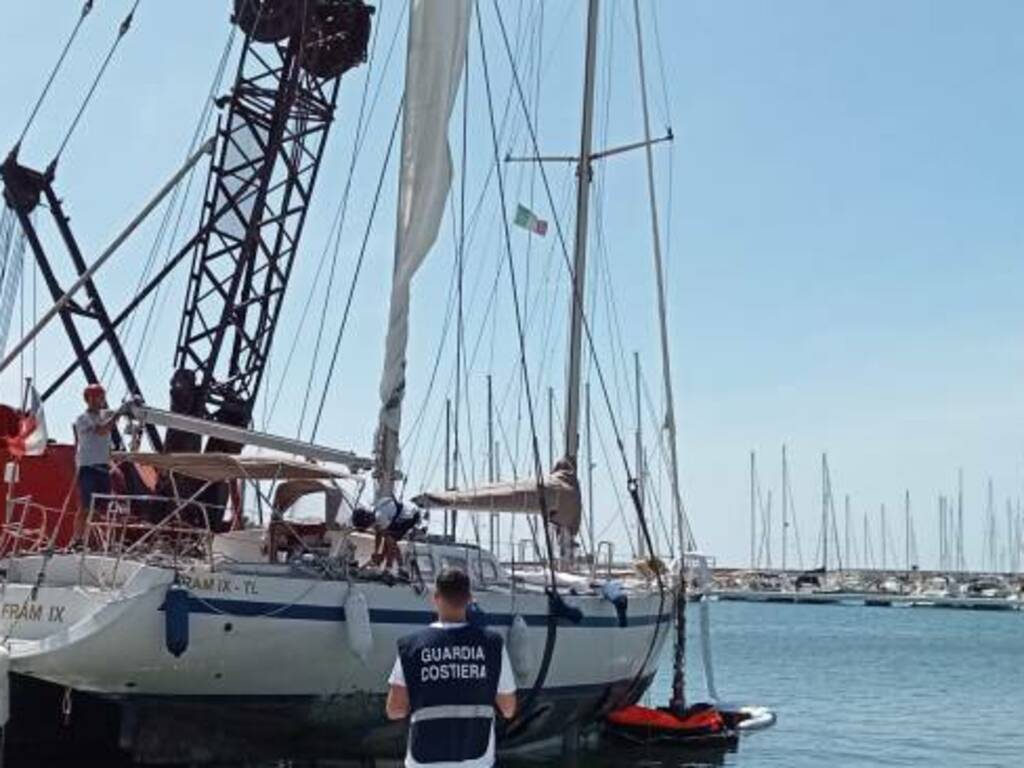 riviera24 - Recuperata vela incagliata a San Lorenzo al Mare