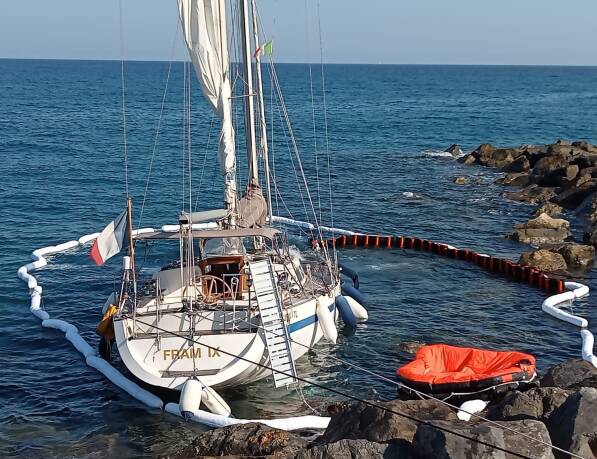 riviera24 - Recuperata vela incagliata a San Lorenzo al Mare