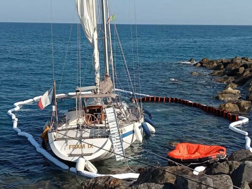 riviera24 - Recuperata vela incagliata a San Lorenzo al Mare