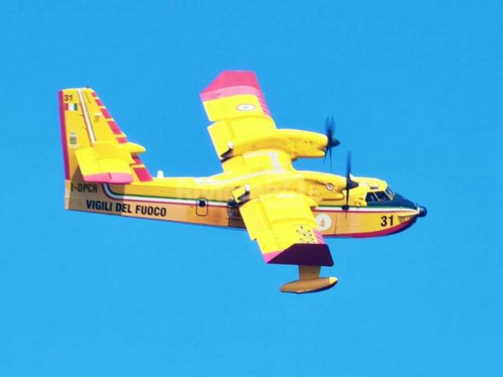 riviera24 - Canadair in azione