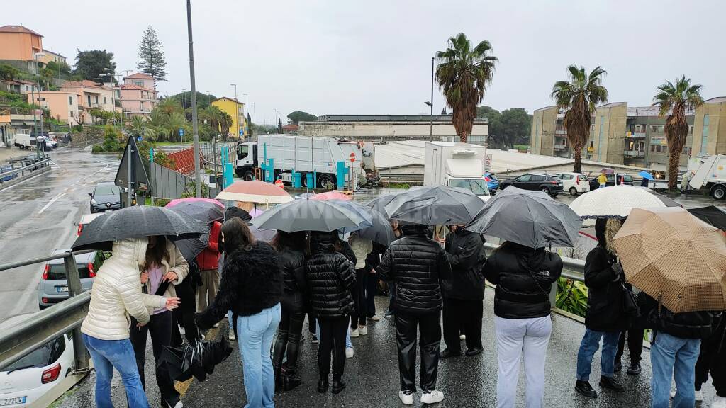 Sanremo, in via Frantoi Canai, duecento studenti protestano: «Vogliamo sicurezza»