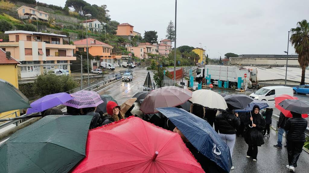 Sanremo, in via Frantoi Canai, duecento studenti protestano: «Vogliamo sicurezza»