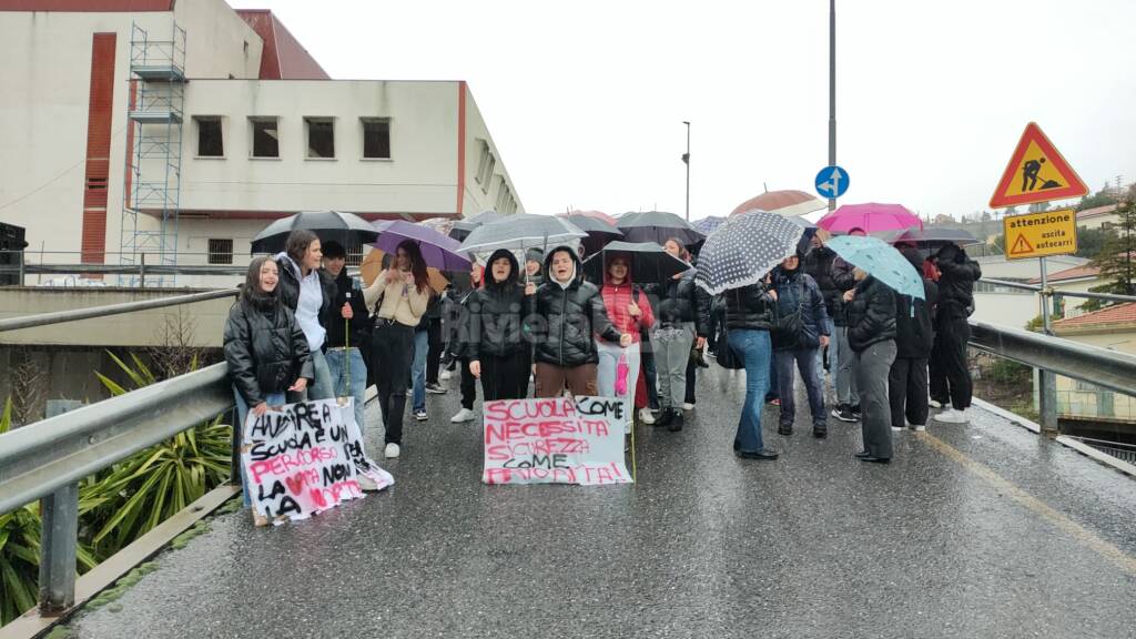 Sanremo, in via Frantoi Canai, duecento studenti protestano: «Vogliamo sicurezza»