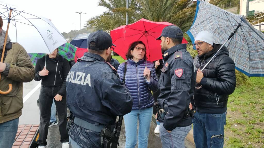 Sanremo, in via Frantoi Canai, duecento studenti protestano: «Vogliamo sicurezza»