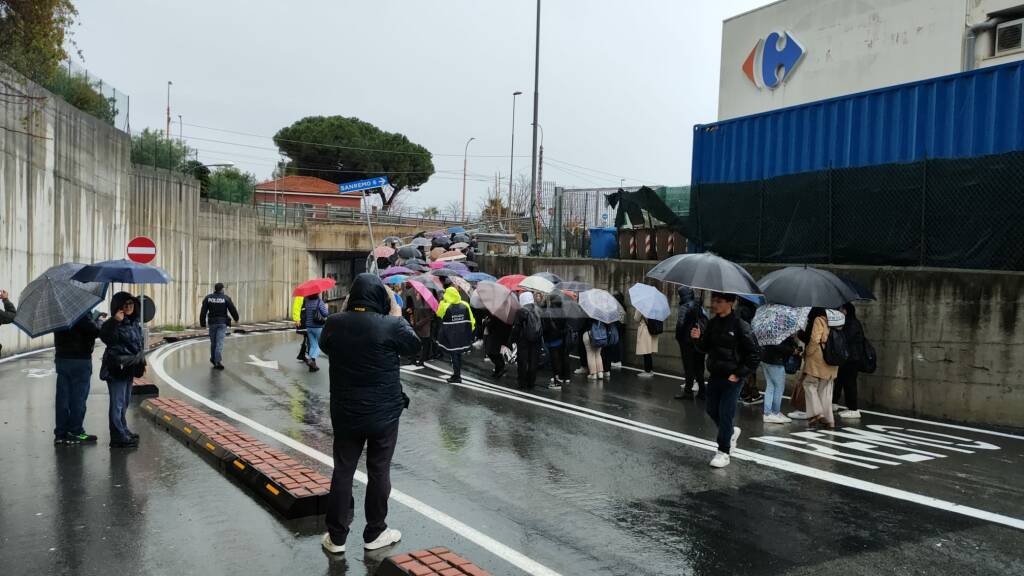 Sanremo, in via Frantoi Canai, duecento studenti protestano: «Vogliamo sicurezza»