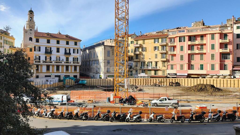 https://www.riviera24.it/photogallery_new/images/2024/03/cantiere-piazza-eroi-633818.jpg