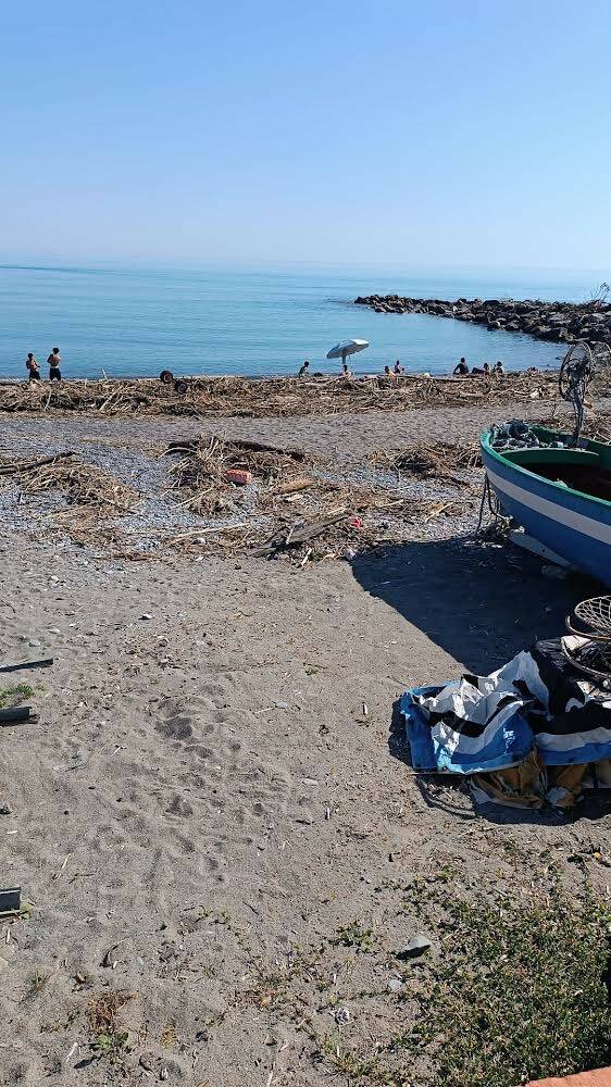 lamiere in spiaggia ventimglia, pd denuncia