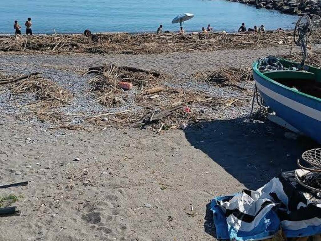 lamiere in spiaggia ventimglia, pd denuncia