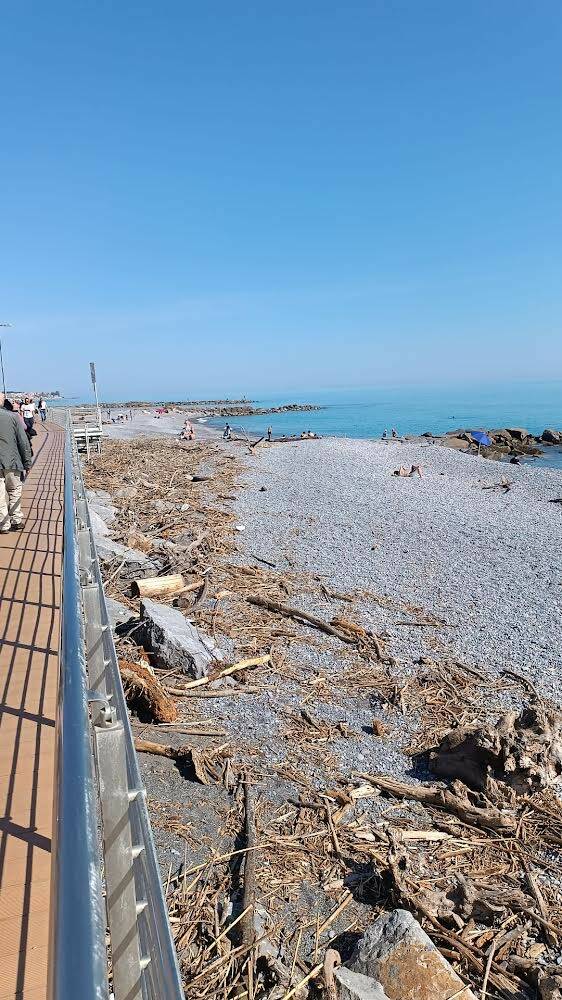 lamiere in spiaggia ventimglia, pd denuncia