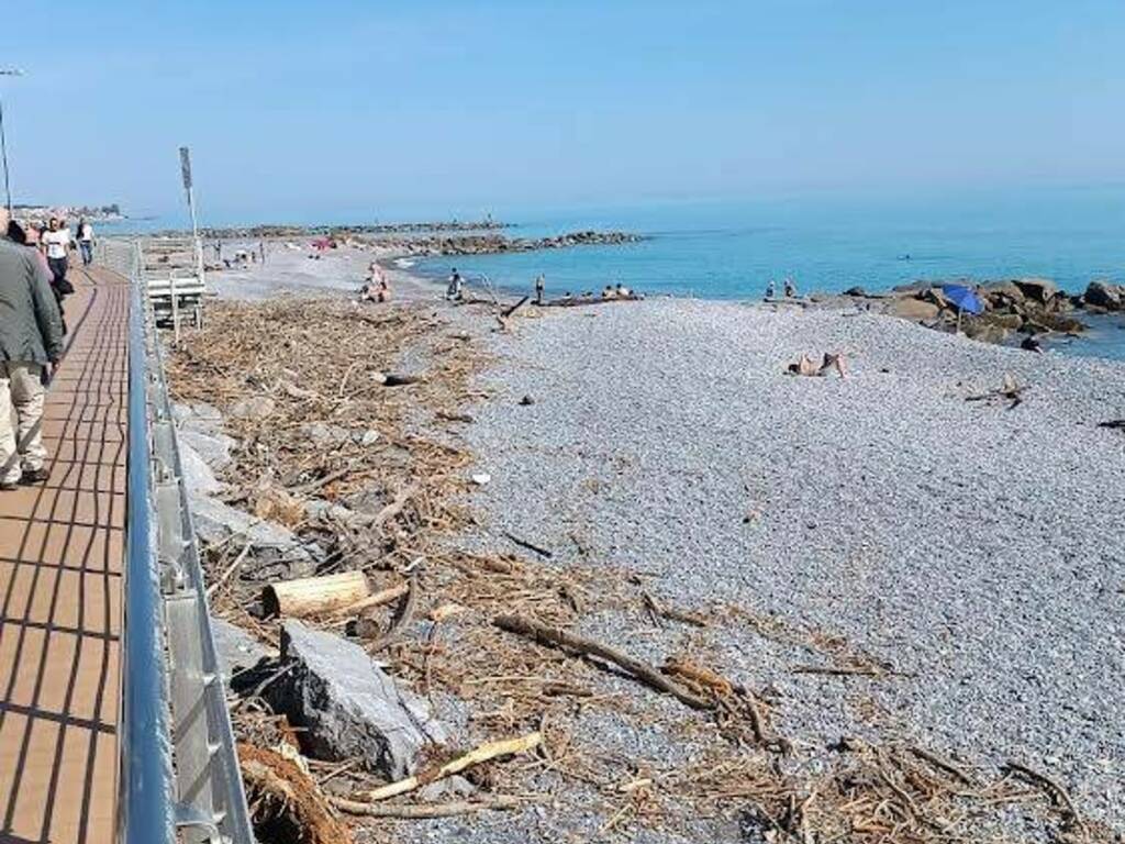 lamiere in spiaggia ventimglia, pd denuncia