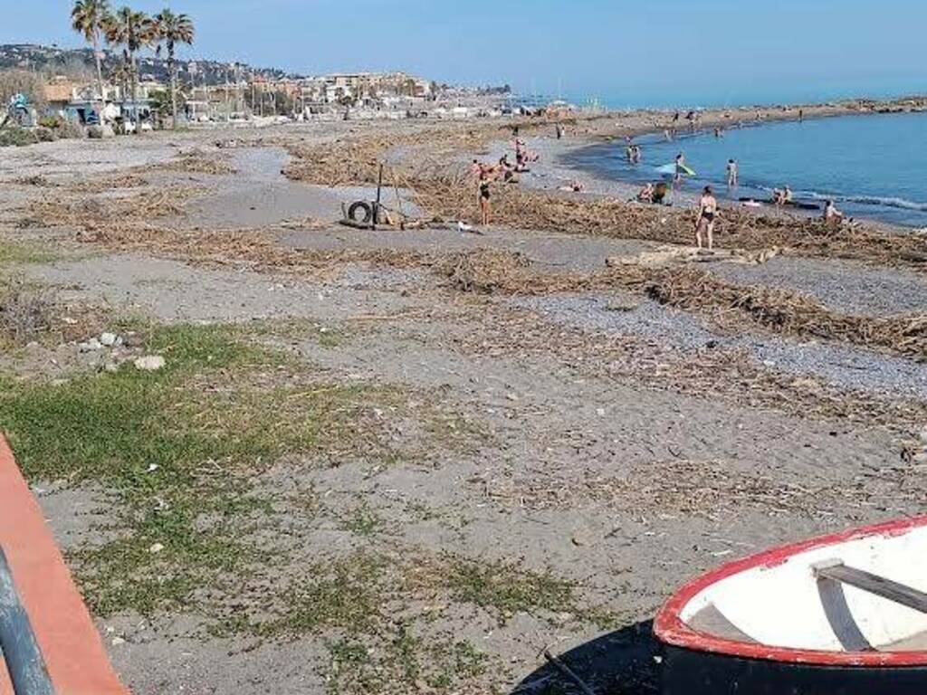 lamiere in spiaggia ventimglia, pd denuncia