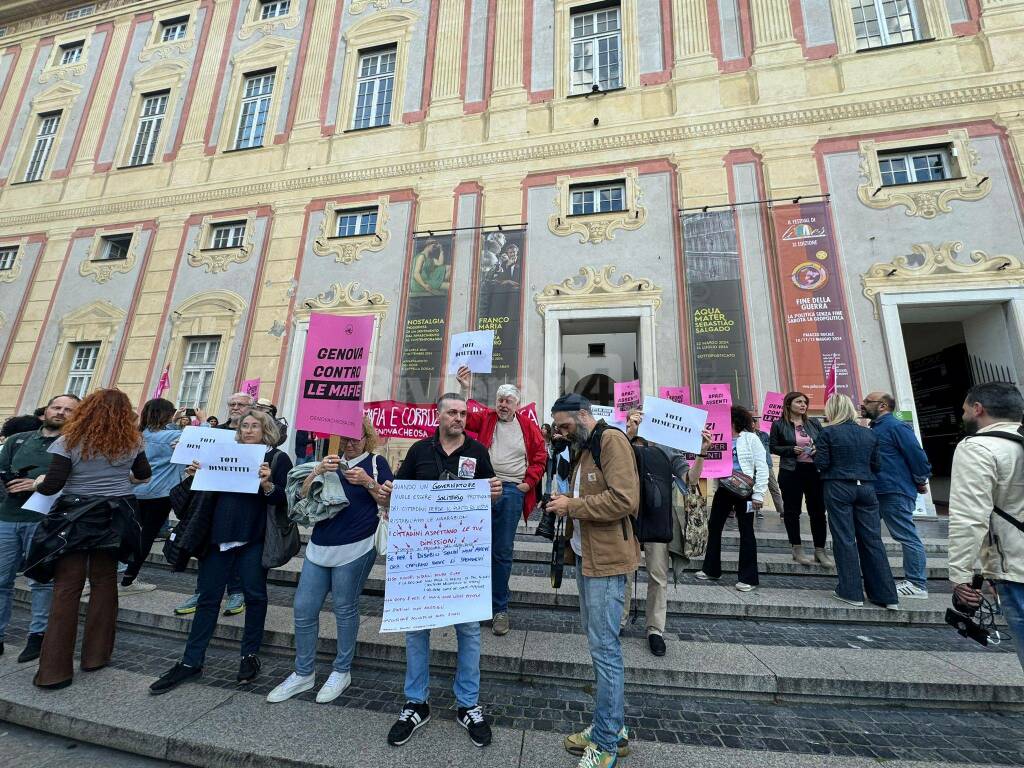 Genova protesta per dimissioni Toti