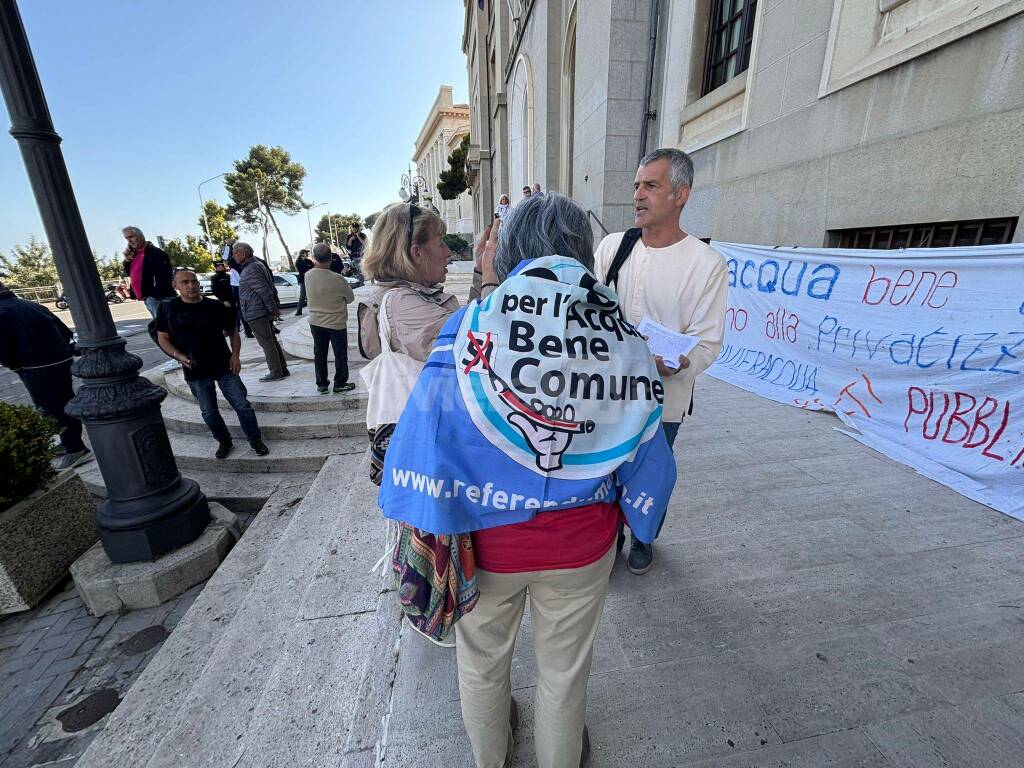 Imperia, protesta in comuen per tariffa acqua