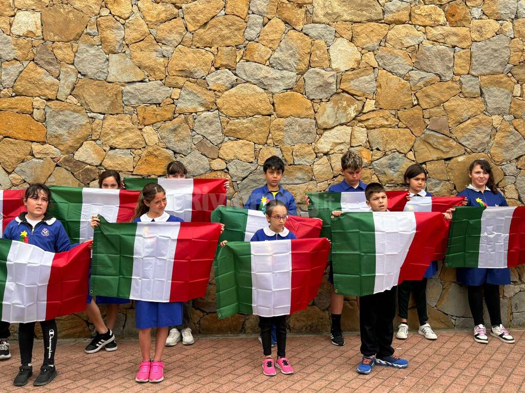 Scuole Riva e Santo Stefano, i Lions consegnano il tricolore