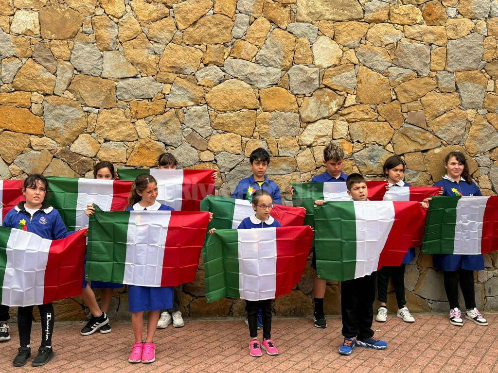 Scuole Riva e Santo Stefano, i Lions consegnano il tricolore