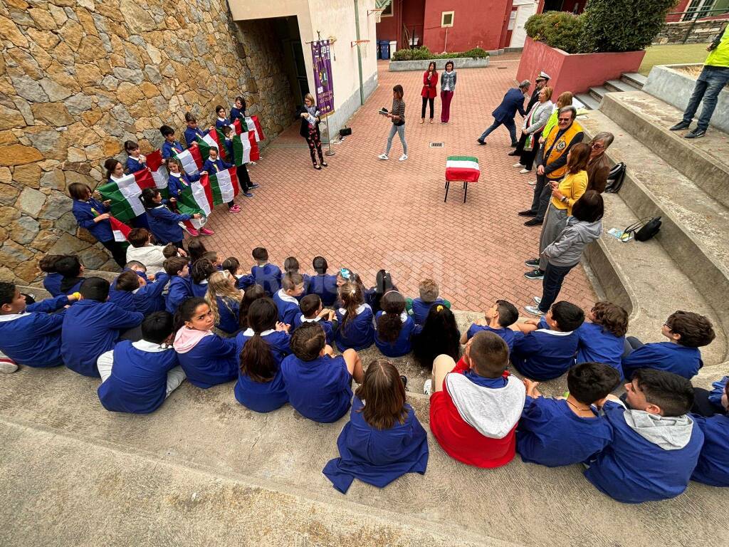 Scuole Riva e Santo Stefano, i Lions consegnano il tricolore