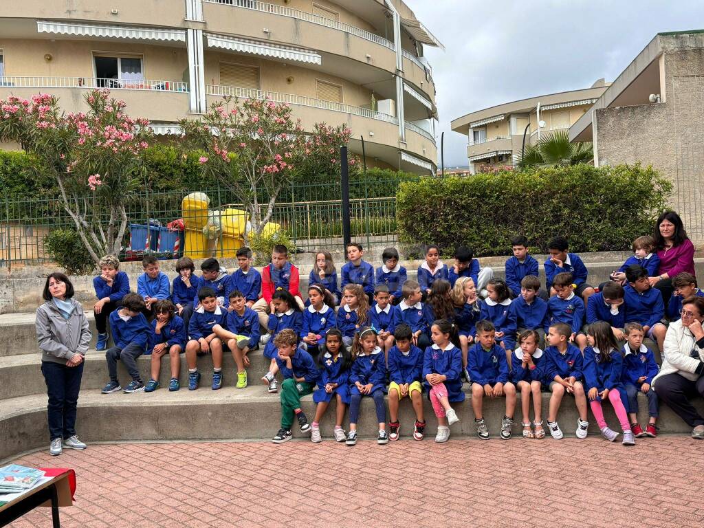 Scuole Riva e Santo Stefano, i Lions consegnano il tricolore