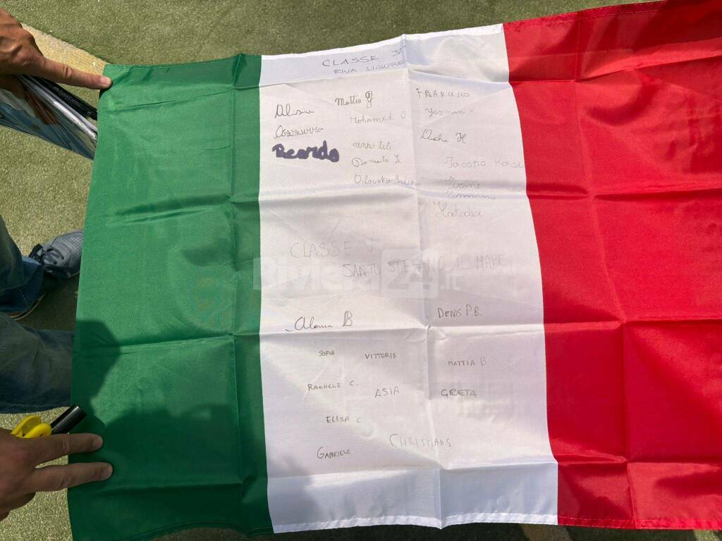 Scuole Riva e Santo Stefano, i Lions consegnano il tricolore