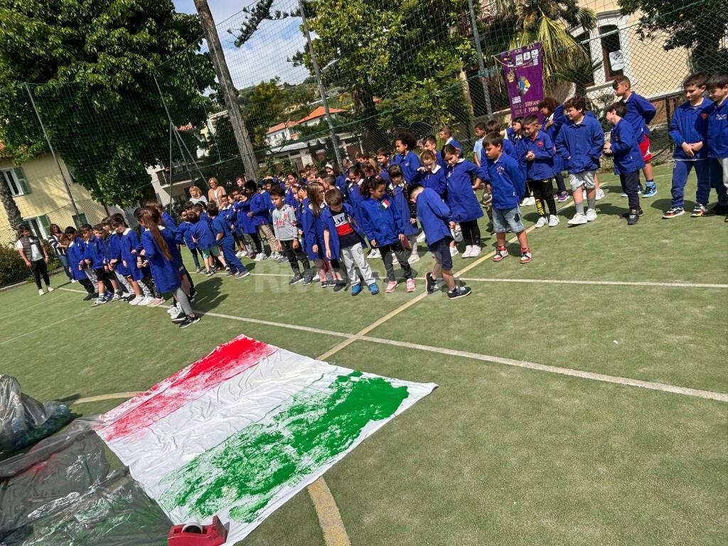 Scuole Riva e Santo Stefano, i Lions consegnano il tricolore