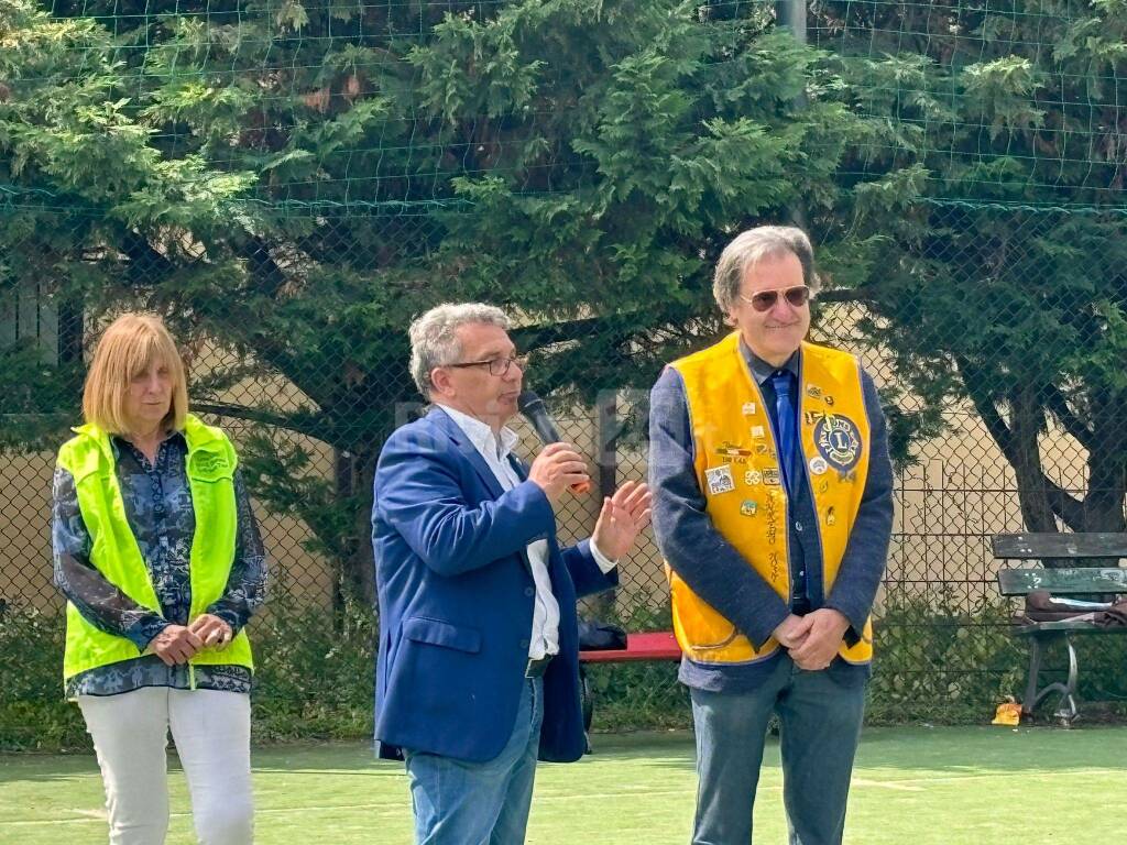 Scuole Riva e Santo Stefano, i Lions consegnano il tricolore