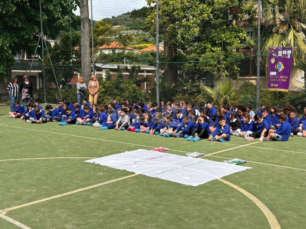 Scuole Riva e Santo Stefano, i Lions consegnano il tricolore