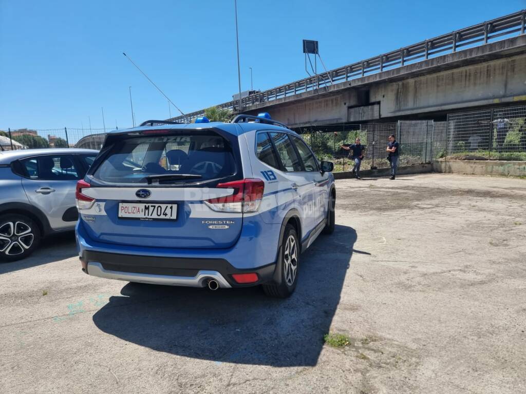 cadavere migrante via tenda carabinieri e polizia