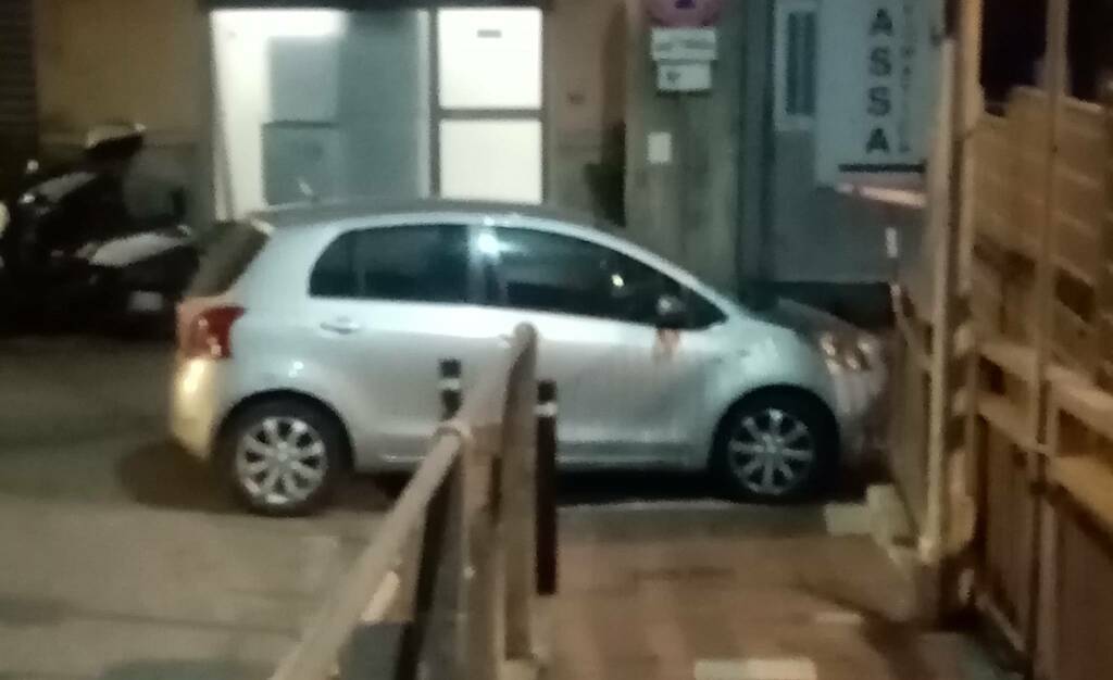 Parcheggi selvaggi in via Scalo Merci