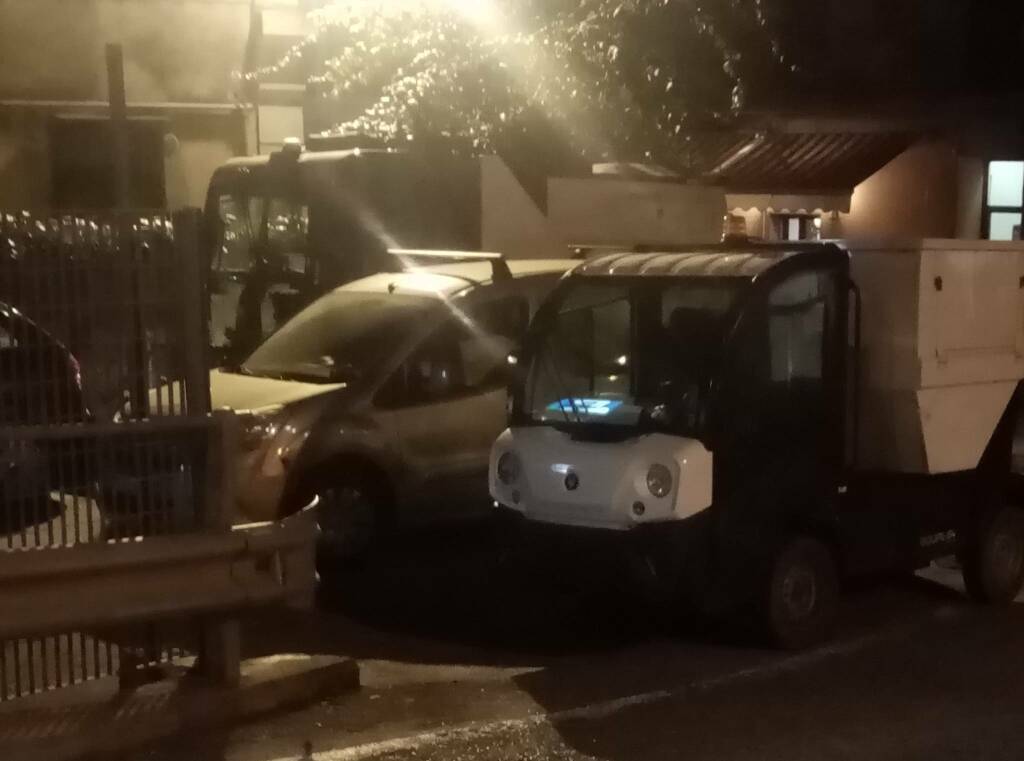 Parcheggi selvaggi in via Scalo Merci