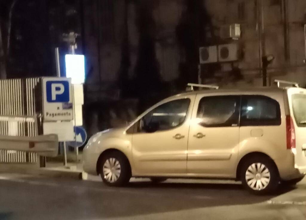 Parcheggi selvaggi in via Scalo Merci