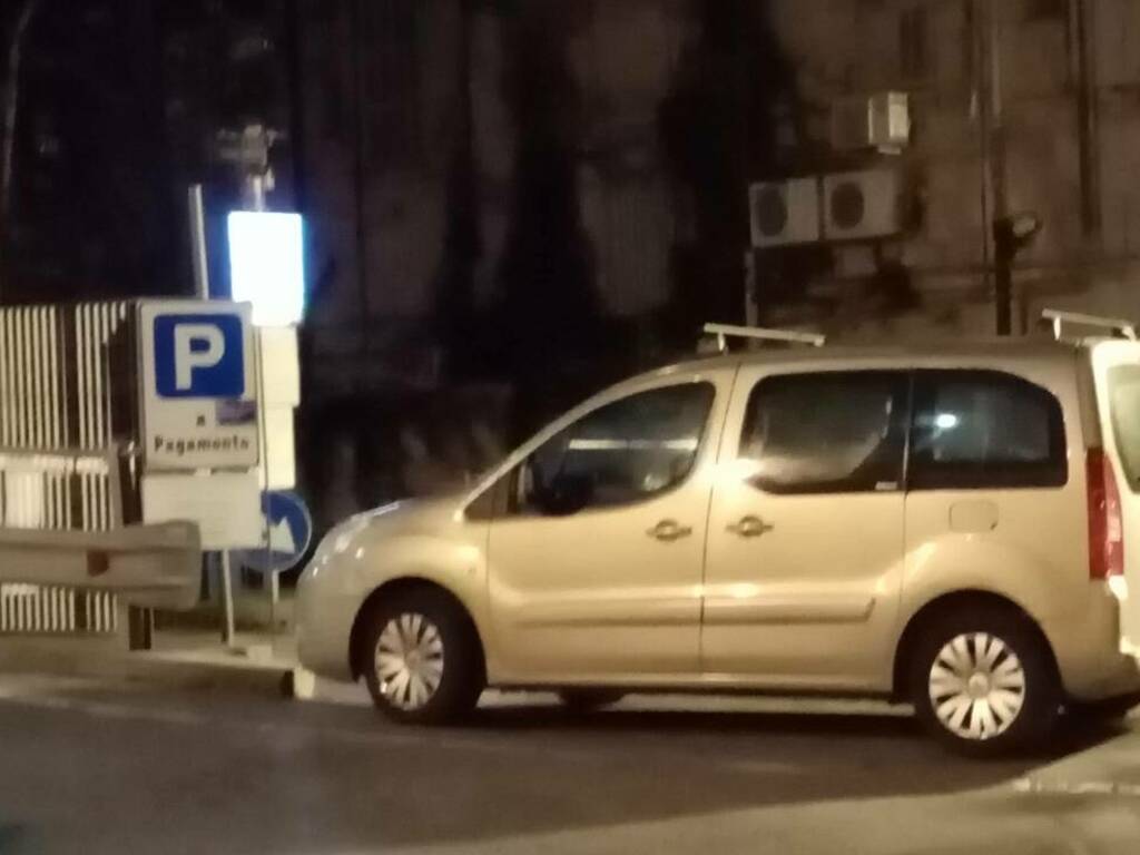 Parcheggi selvaggi in via Scalo Merci