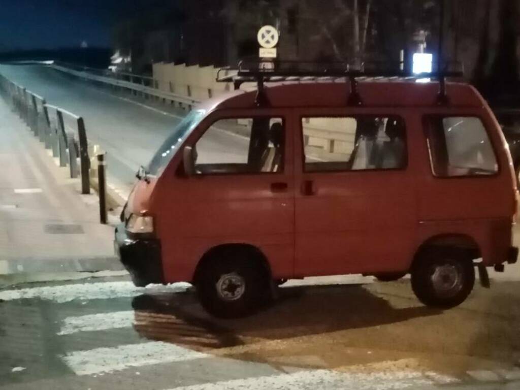 Parcheggi selvaggi in via Scalo Merci