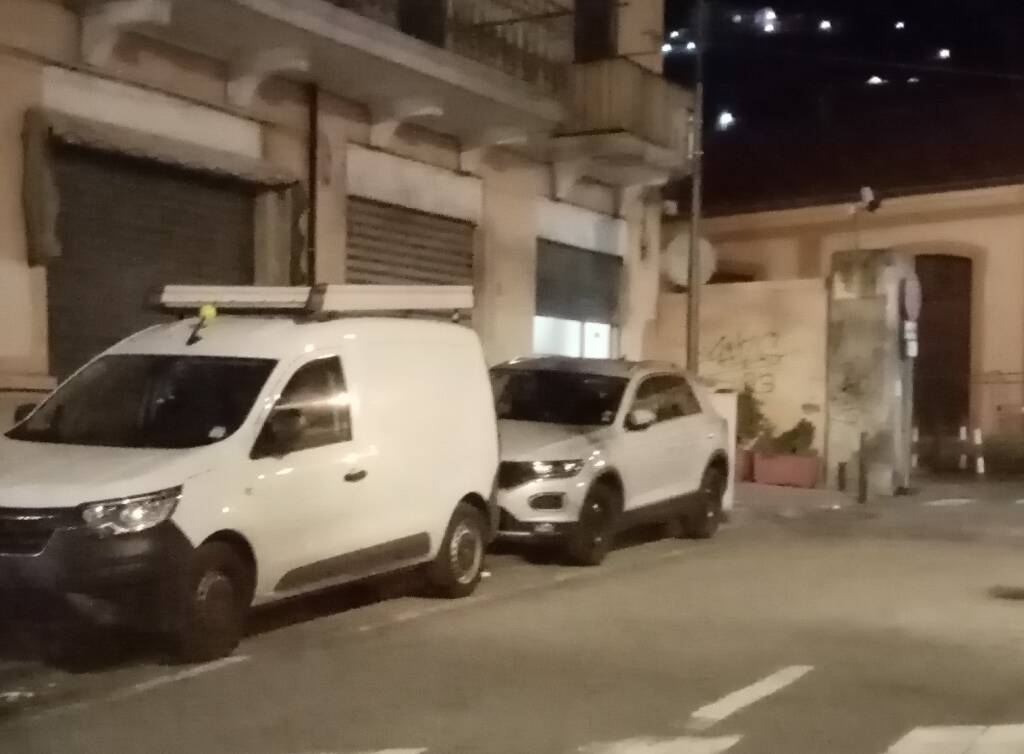 Parcheggi selvaggi in via Scalo Merci