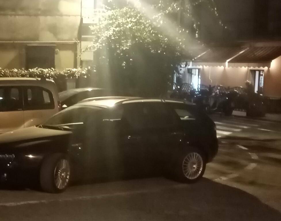 Parcheggi selvaggi in via Scalo Merci