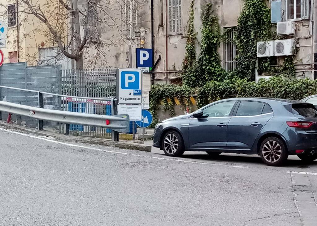 Parcheggi selvaggi in via Scalo Merci