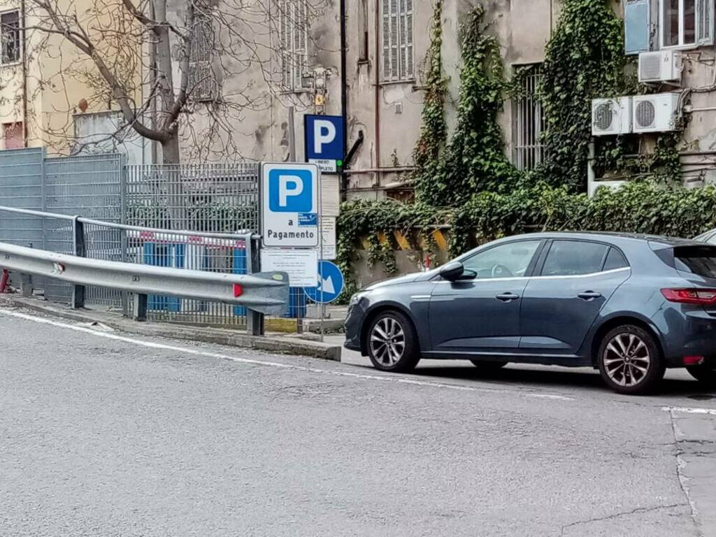 Parcheggi selvaggi in via Scalo Merci