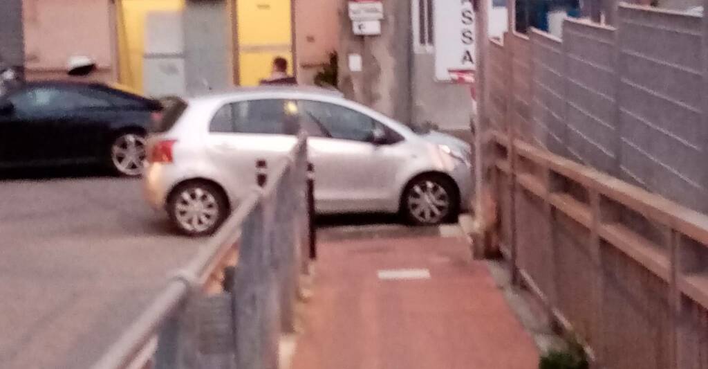 Parcheggi selvaggi in via Scalo Merci