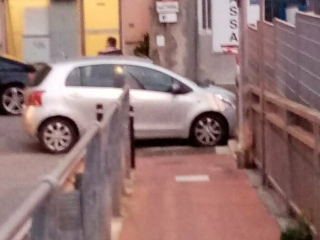 Parcheggi selvaggi in via Scalo Merci