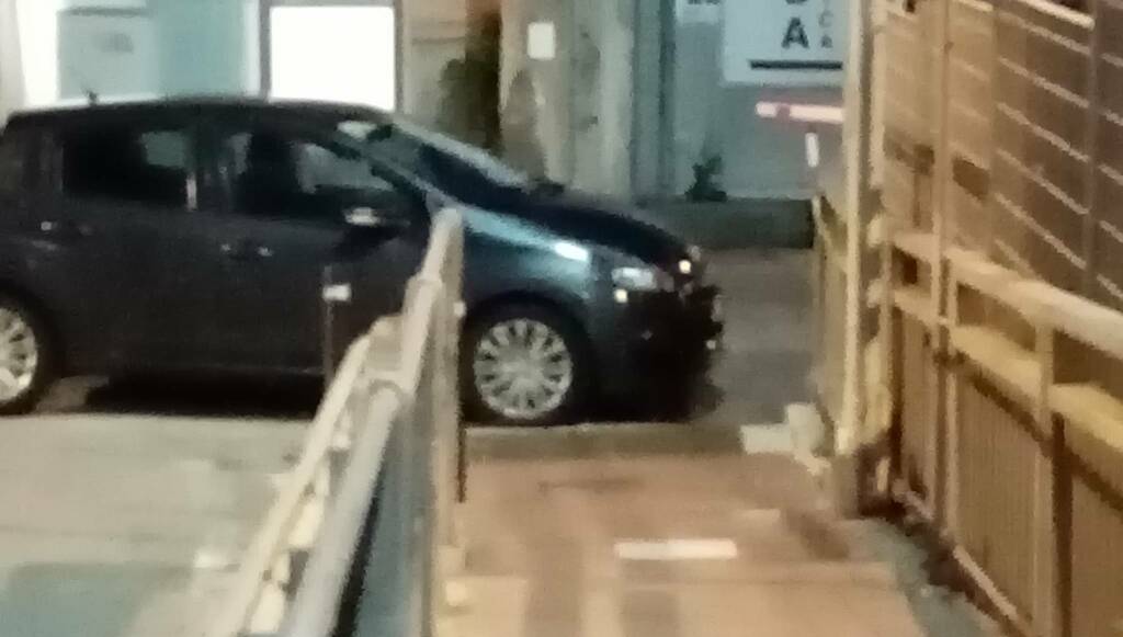 Parcheggi selvaggi in via Scalo Merci