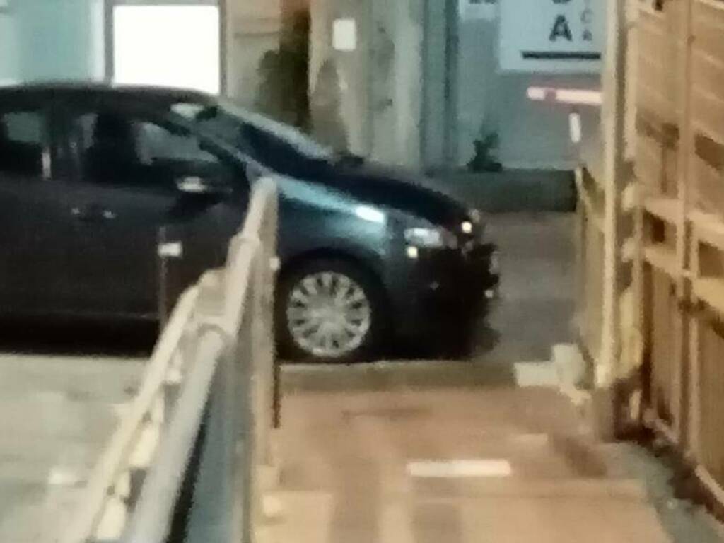 Parcheggi selvaggi in via Scalo Merci