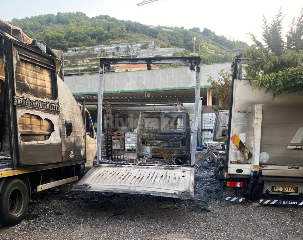 incendio camion lavanderia vallecrosia 