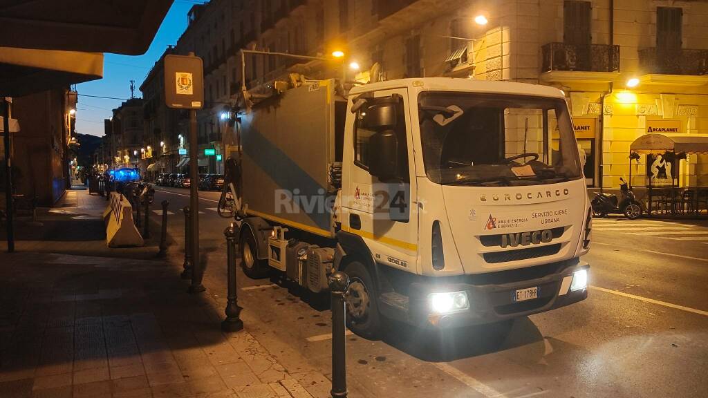 Incidente camion rifiuti netturbini Amaie polizia carabinieri Sanremo 