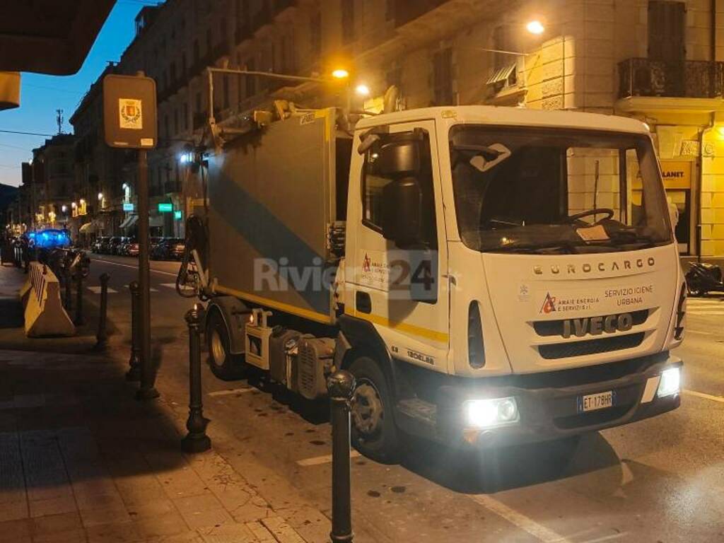 Incidente camion rifiuti netturbini Amaie polizia carabinieri Sanremo 