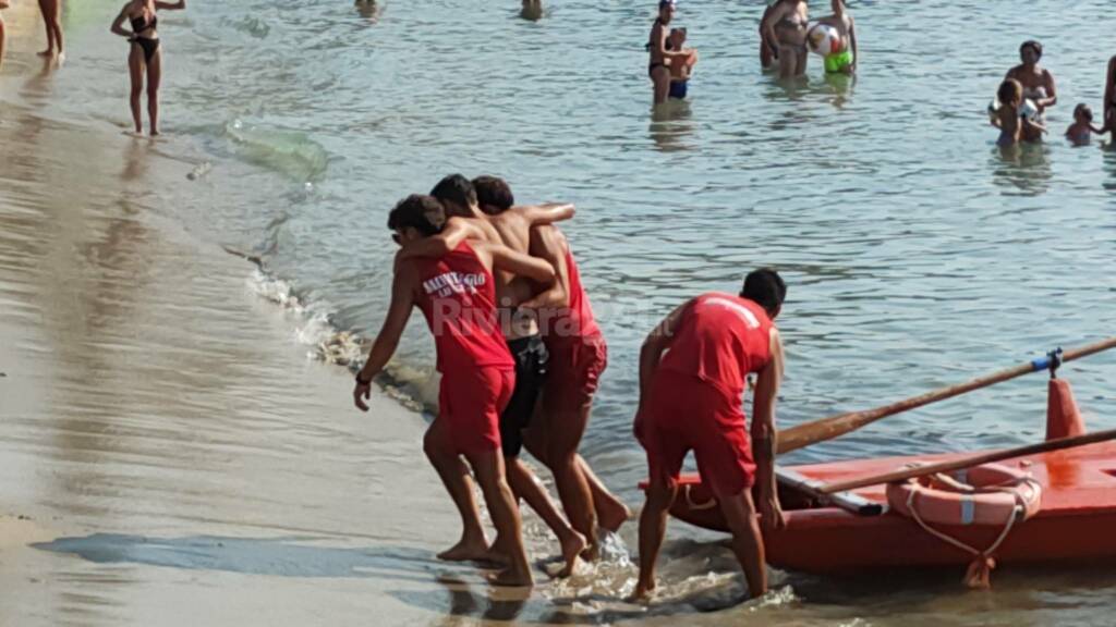 Prova di salvataggio Sanremo bagnini emergenza mare