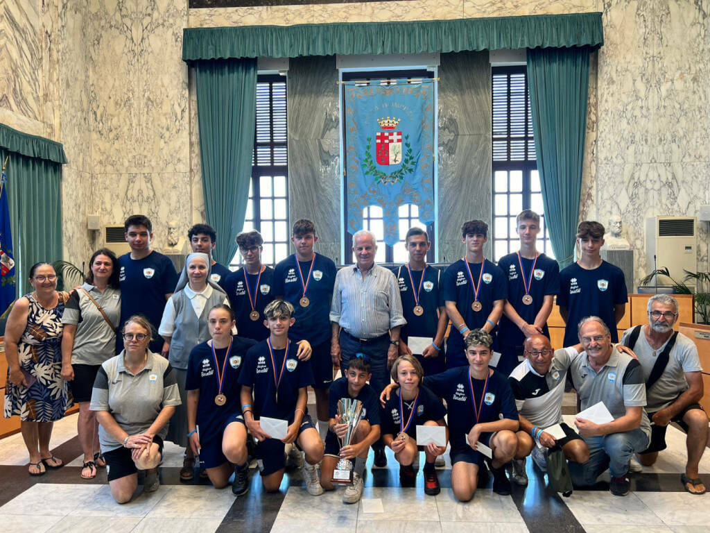 riviera24 -  ragazzi dell'Under 16 dell'Istituto della N.S. della Misericordia ricevuti dal sindaco Scajola