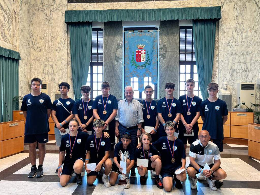 riviera24 -  ragazzi dell'Under 16 dell'Istituto della N.S. della Misericordia ricevuti dal sindaco Scajola