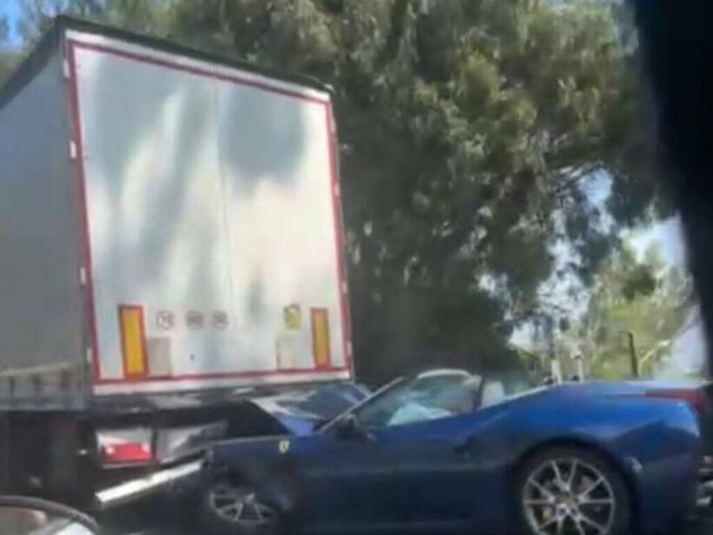 scontro ferrari camion autostrada