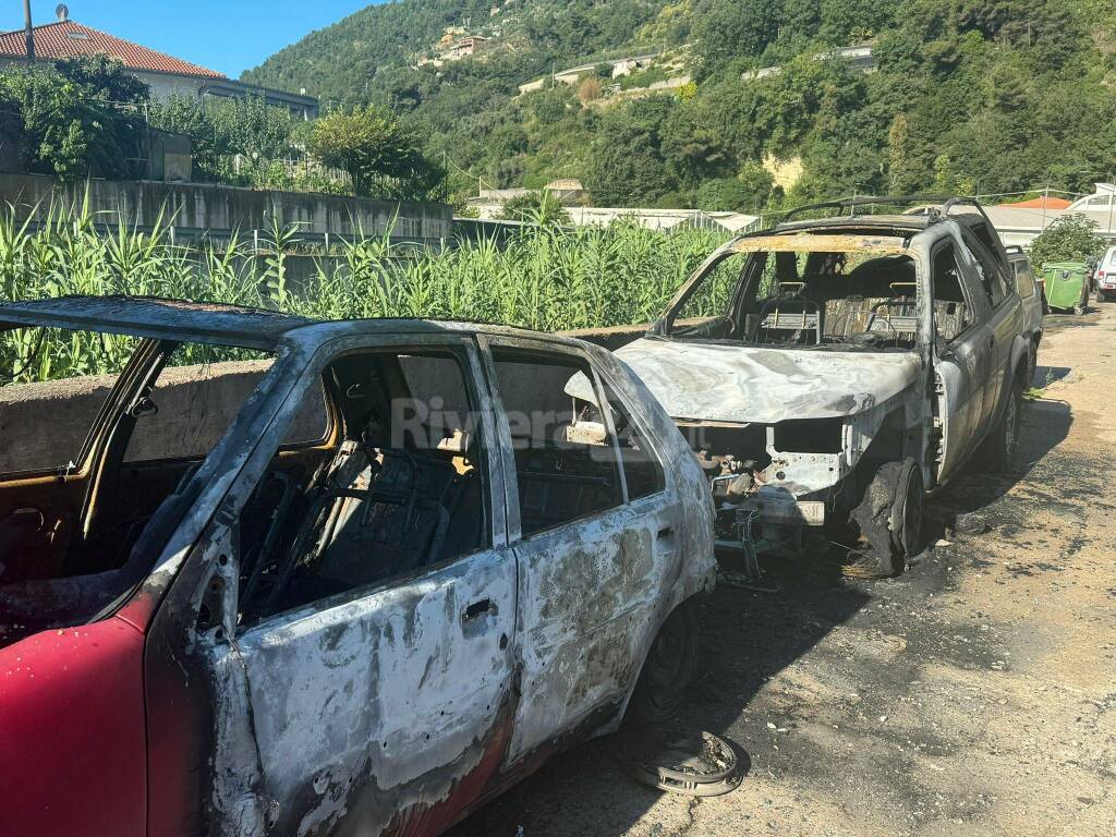 Vallecrosia auto incendiate