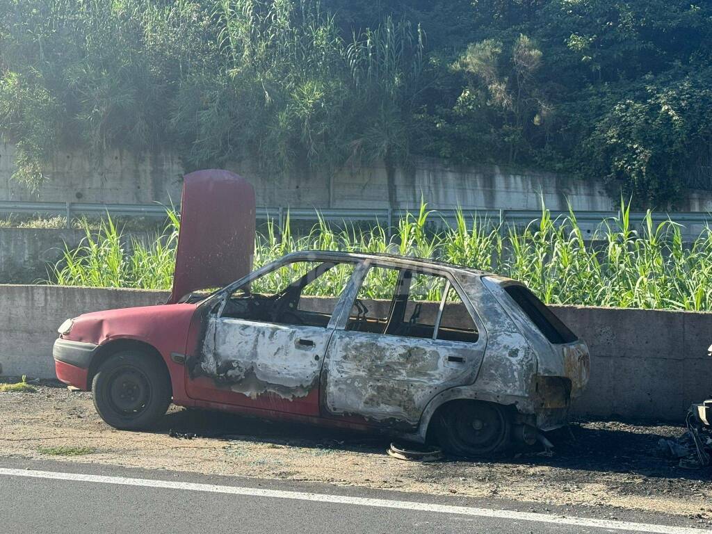 Vallecrosia auto incendiate