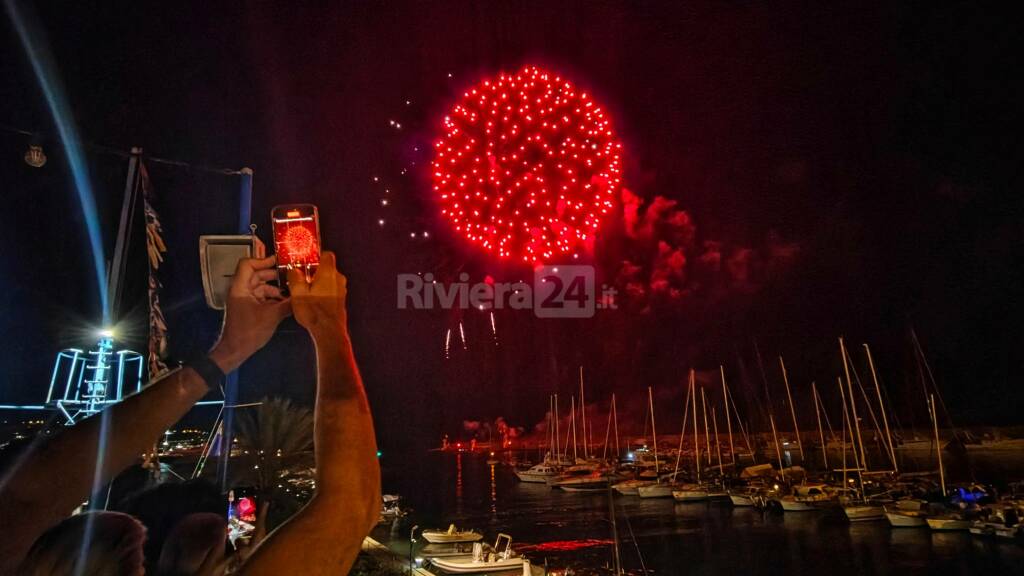 Fuochi artificiali Porto vecchio Sanremo gente